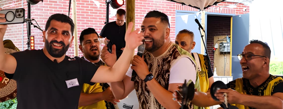 Mensen vieren een initiatief van Stichting Boukie