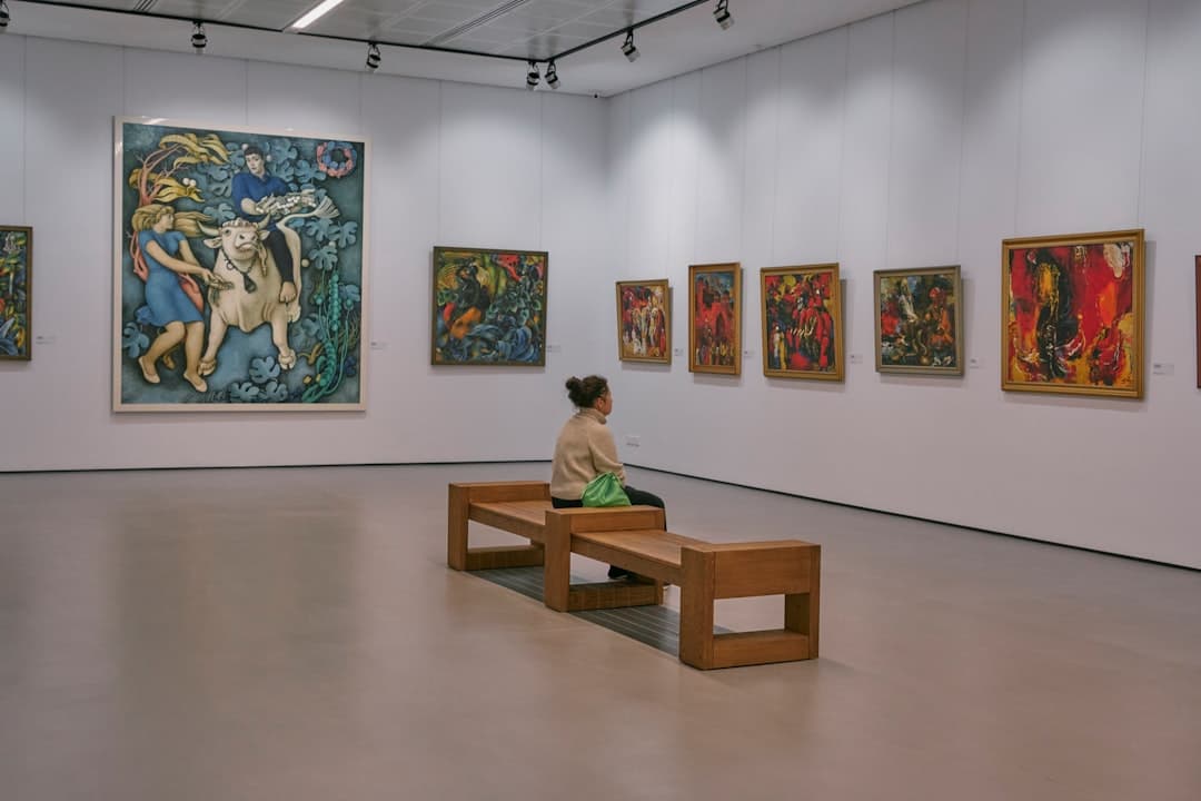 Bezoeker bekijkt schilderijen in een museumzaal